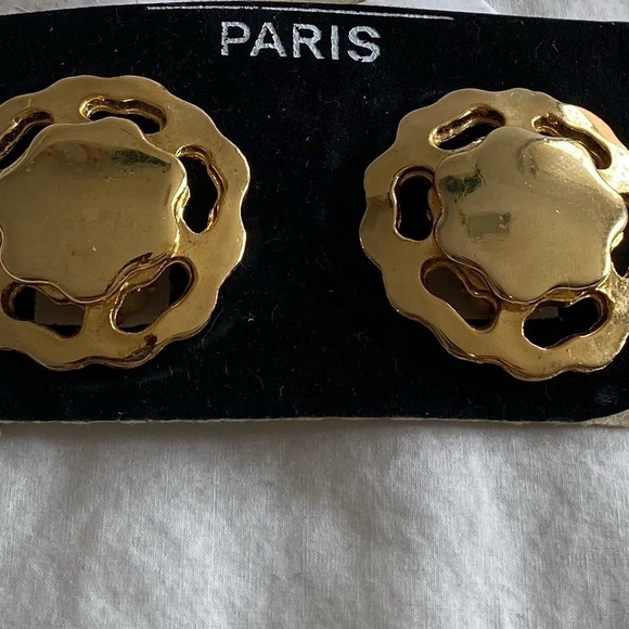 Vintage Signed Carita Paris Gold Flower Clip On Earrings - Picture 7 of 7